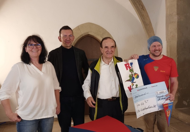 3.000 € Spende an die KiSS! Wir bedanken uns ganz herzlich bei Herrn Manfred Gehmeyr für seine großzügige Spende an die KiSS! Im Rahmen des Treffens der ehemaligen RT-Fechter überreichte er den Scheck über 3.000 € an unseren KiSS-Leiter Dominik Becker. Mit dieser Spende werden wir für die Kinder tolle neue Sportgeräte anschaffen! Bild von links: Uschi Kammermeier, RT, Lorenz Baibl, Stadtarchiv, Manfred Gehmeyr, Dominik Becker, RT
